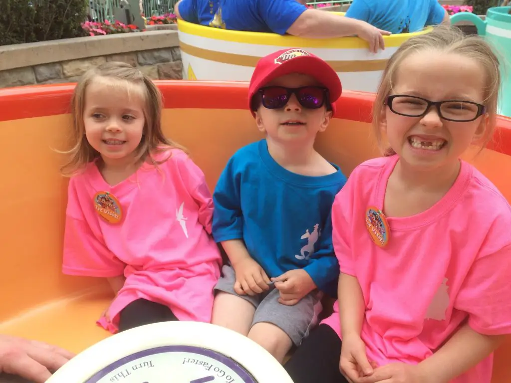 three kids on the teacups