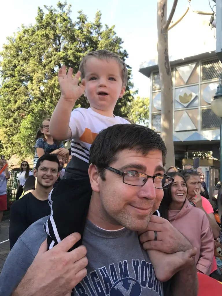 toddler waving at disneyland