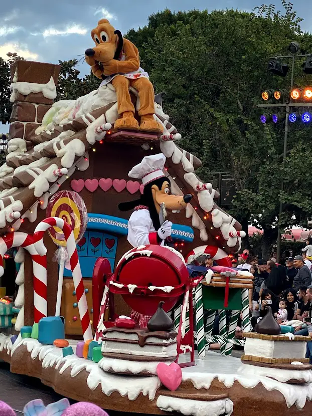 goofy on christmas float at disneyland